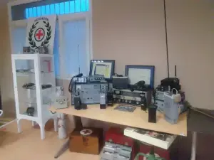 Equipo de radio antiguo de la Cruz Roja